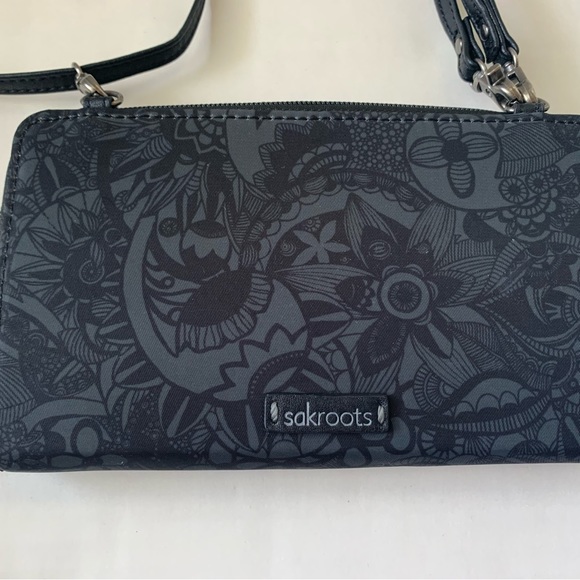 Women’s SAKROOTS Crossbody/Wristlet - Picture 4 of 6